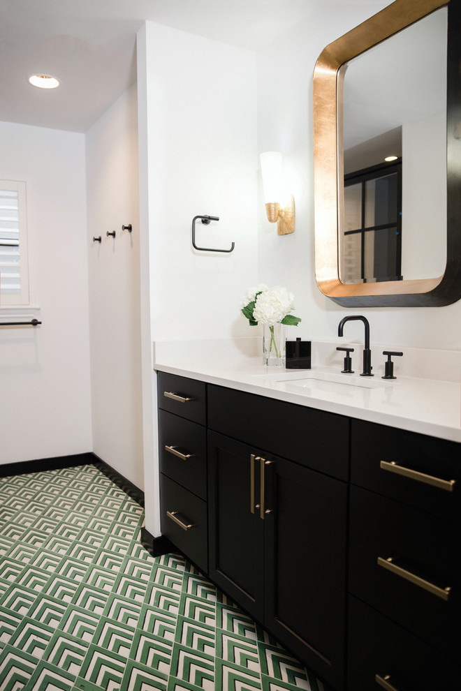 Idéer för ett mellanstort klassiskt vit badrum, med skåp i shakerstil, svarta skåp, en dusch i en alkov, svart kakel, vita väggar, klinkergolv i porslin, ett undermonterad handfat, bänkskiva i kvartsit, grönt golv och dusch med gångjärnsdörr
