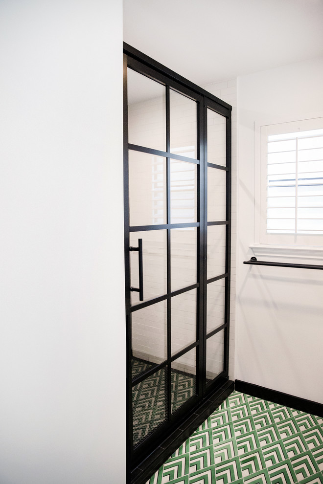 Источник вдохновения для домашнего уюта: ванная комната среднего размера в стиле неоклассика (современная классика) с фасадами в стиле шейкер, черными фасадами, душем в нише, черной плиткой, белыми стенами, полом из керамогранита, врезной раковиной, столешницей из кварцита, зеленым полом, душем с распашными дверями и белой столешницей