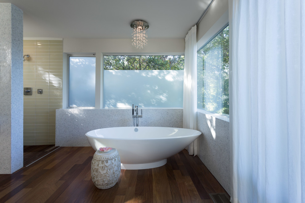 Пример оригинального дизайна: главная ванная комната среднего размера в современном стиле с отдельно стоящей ванной, плиткой мозаикой, душем без бортиков, белой плиткой, белыми стенами, темным паркетным полом, подвесной раковиной и столешницей из искусственного камня