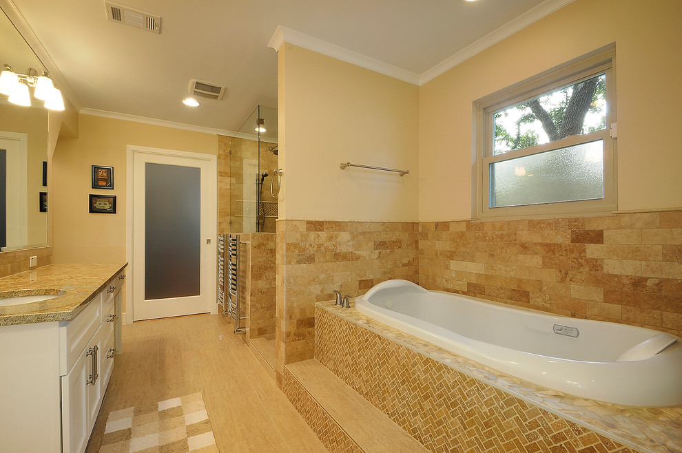 Imagen de cuarto de baño clásico con bañera encastrada