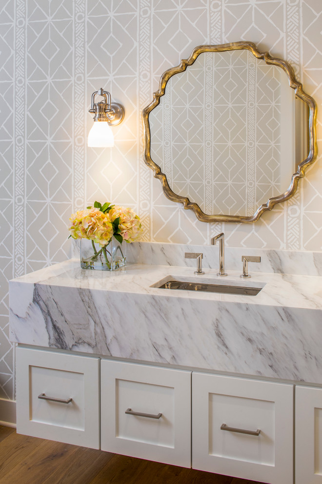 Inredning av ett klassiskt mellanstort badrum, med ett undermonterad handfat, vita skåp, marmorbänkskiva, grå väggar, ljust trägolv och skåp i shakerstil