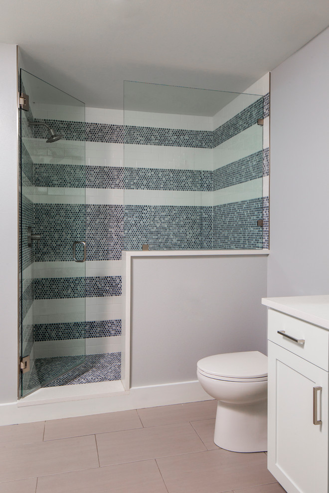 Идея дизайна: ванная комната среднего размера в стиле фьюжн с фасадами в стиле шейкер, белыми фасадами, душем в нише, унитазом-моноблоком и серыми стенами