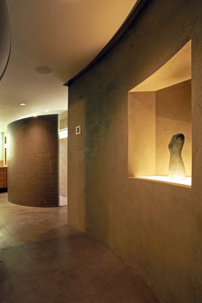 Großes Modernes Badezimmer En Suite mit Granit-Waschbecken/Waschtisch, offener Dusche, beigen Fliesen, Glasfliesen, beiger Wandfarbe und Betonboden in Seattle