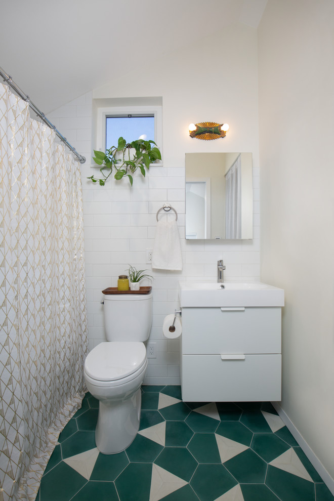 На фото: маленькая главная ванная комната в современном стиле с плоскими фасадами, белыми фасадами, накладной ванной, душем над ванной, раздельным унитазом, белой плиткой, керамической плиткой, белыми стенами, полом из керамической плитки, монолитной раковиной, столешницей из искусственного кварца, зеленым полом, шторкой для ванной и белой столешницей для на участке и в саду