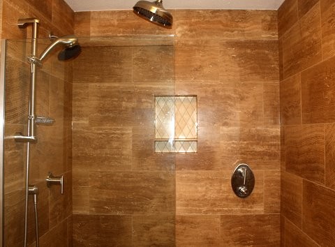 シアトルにあるトランジショナルスタイルのおしゃれなマスターバスルーム (濃色木目調キャビネット、シャワー付き浴槽	、トラバーチンの床) の写真