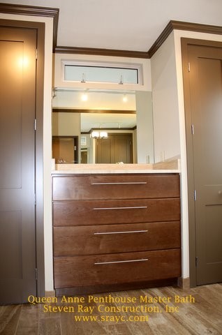 Diseño de cuarto de baño principal clásico renovado con puertas de armario de madera en tonos medios, combinación de ducha y bañera y suelo de travertino