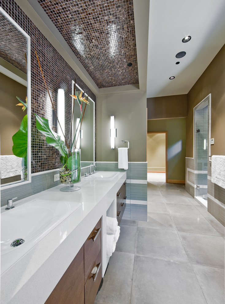 シアトルにあるコンテンポラリースタイルのおしゃれな浴室 (一体型シンク) の写真