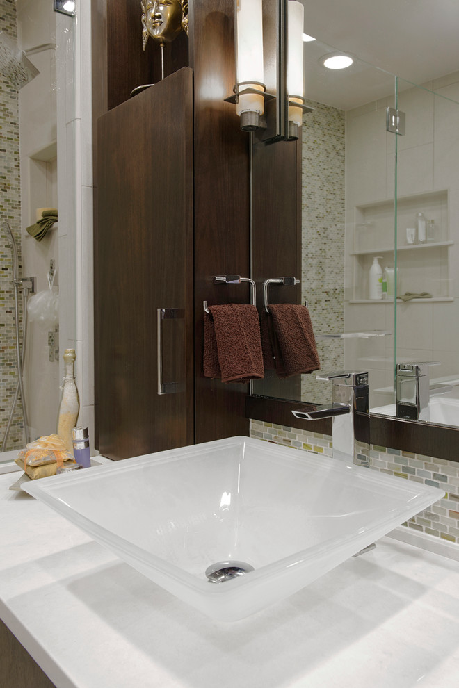 Bild på ett stort funkis en-suite badrum, med ett fristående handfat, släta luckor, skåp i mörkt trä, en dubbeldusch, en bidé, porslinskakel, flerfärgad kakel, klinkergolv i porslin, bänkskiva i kvarts och vita väggar