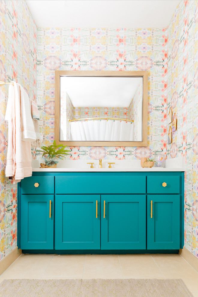 Foto di una stanza da bagno con doccia design con ante in stile shaker, ante blu, doccia alcova, pareti multicolore, pavimento beige, doccia con tenda e top bianco