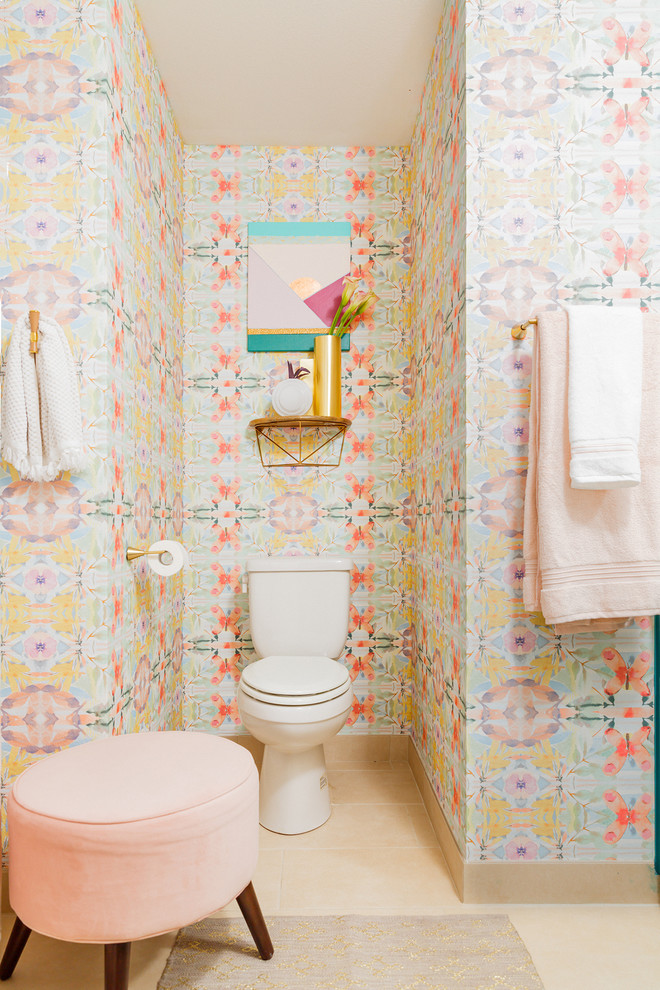 На фото: ванная комната в современном стиле с разноцветными стенами и бежевым полом
