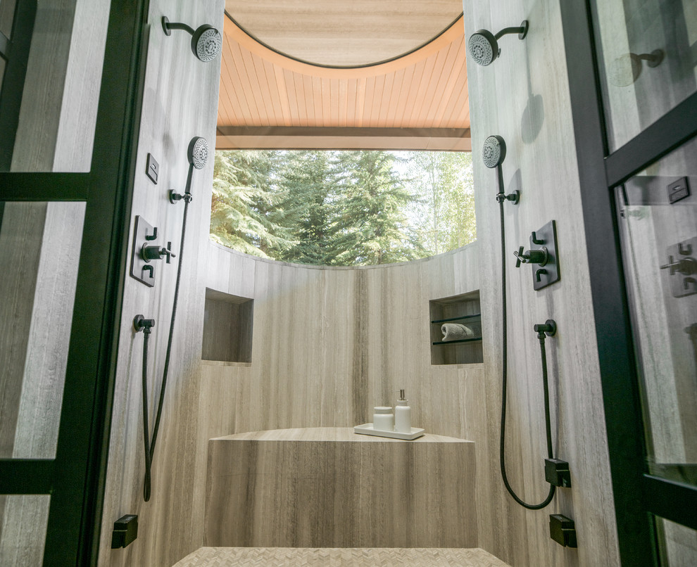 Idéer för stora funkis en-suite badrum, med möbel-liknande, skåp i slitet trä, en dusch i en alkov, beige kakel, beige väggar, cementgolv, ett integrerad handfat och bänkskiva i kalksten