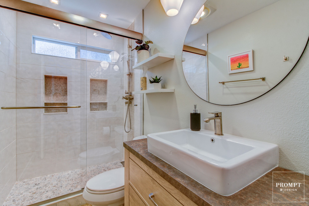 Klassisk inredning av ett litet flerfärgad flerfärgat badrum för barn, med släta luckor, skåp i ljust trä, en dusch i en alkov, grå kakel, grå väggar, klinkergolv i keramik, ett fristående handfat, laminatbänkskiva, flerfärgat golv och dusch med skjutdörr