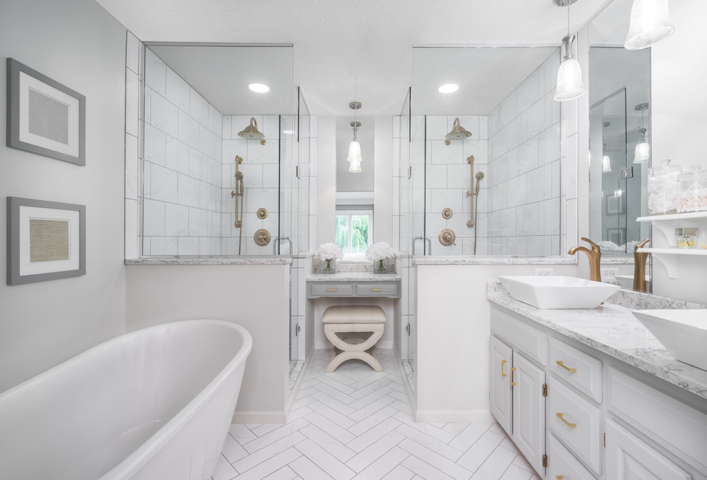 Bild på ett stort vintage en-suite badrum, med luckor med upphöjd panel, bänkskiva i kvartsit, en dubbeldusch, vit kakel, grå väggar, klinkergolv i keramik, ett fristående handfat, vita skåp och ett fristående badkar