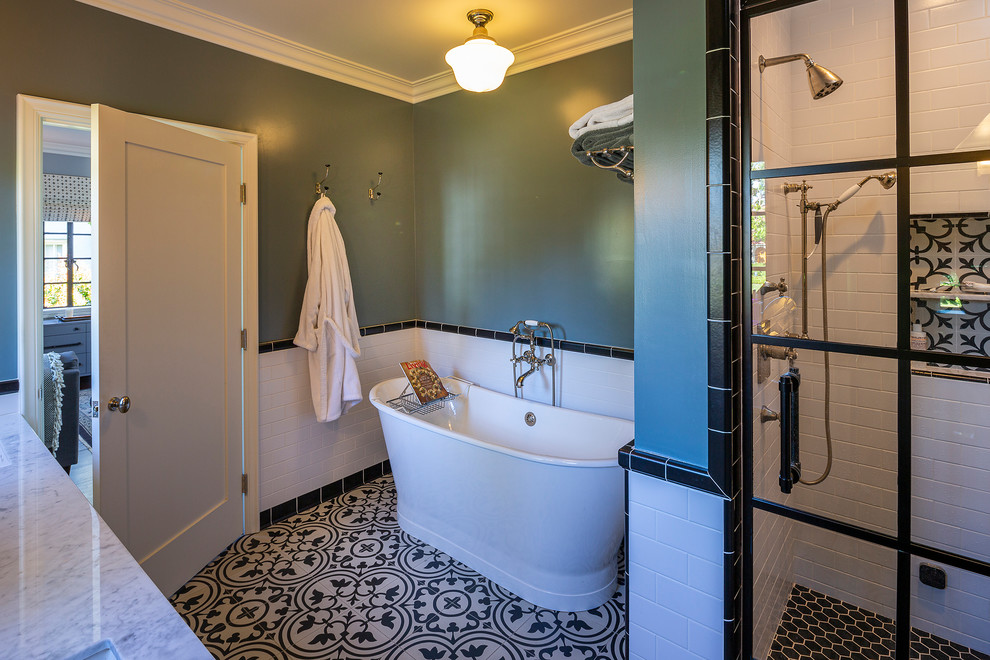 Exempel på ett mellanstort klassiskt grå grått en-suite badrum, med skåp i shakerstil, vita skåp, ett fristående badkar, en dusch i en alkov, en toalettstol med separat cisternkåpa, svart och vit kakel, keramikplattor, gröna väggar, klinkergolv i porslin, ett undermonterad handfat, marmorbänkskiva, flerfärgat golv och dusch med gångjärnsdörr