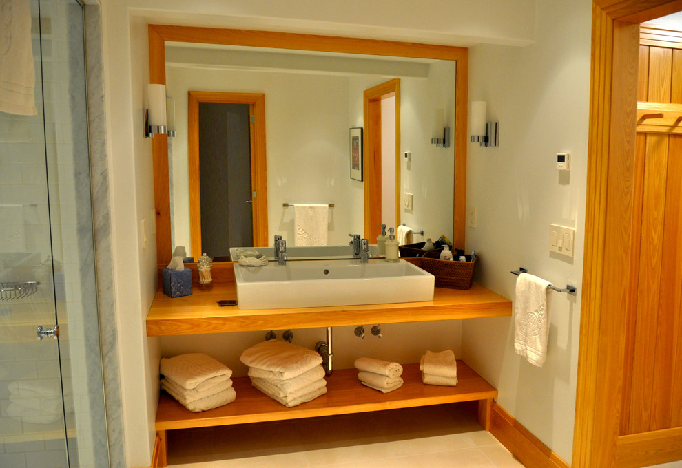 Exempel på ett stort rustikt en-suite badrum, med en hörndusch, vita väggar, öppna hyllor, skåp i mellenmörkt trä, ett fristående handfat och träbänkskiva