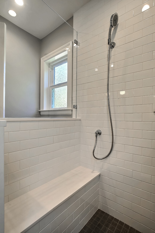 На фото: главная ванная комната среднего размера в стиле неоклассика (современная классика) с фасадами с утопленной филенкой, белыми фасадами, угловым душем, серой плиткой, керамической плиткой и врезной раковиной с