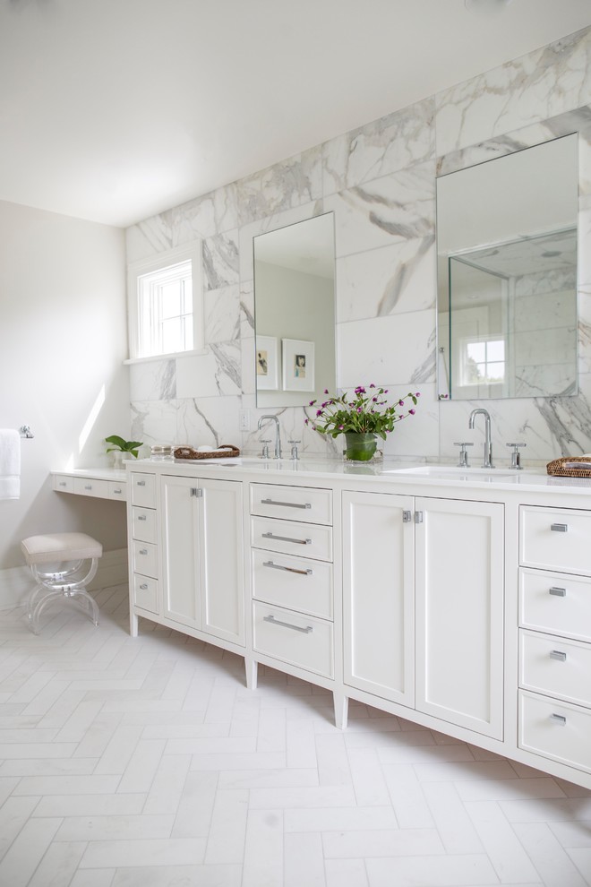 Inspiration for a traditional ensuite bathroom in New York with shaker cabinets, white cabinets, white tiles and grey walls.