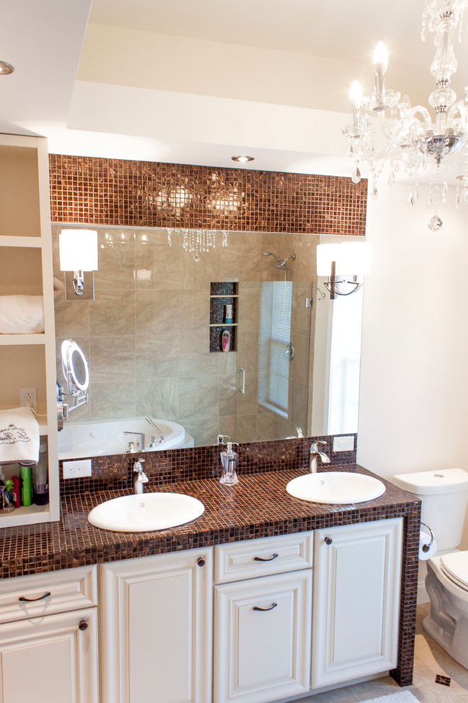 Exempel på ett mellanstort klassiskt en-suite badrum, med luckor med upphöjd panel, beige skåp, beige kakel, mosaik, ett nedsänkt handfat och kaklad bänkskiva