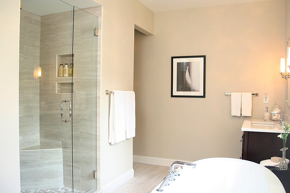 Inredning av ett klassiskt stort en-suite badrum, med luckor med upphöjd panel, bruna skåp, ett fristående badkar, en dusch i en alkov, bruna väggar, klinkergolv i porslin, ett undermonterad handfat, bänkskiva i kvarts, brunt golv och dusch med gångjärnsdörr