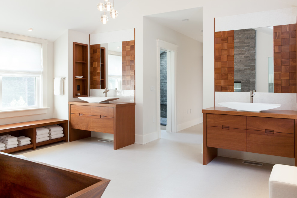 Inspiration för stora klassiska en-suite badrum, med ett fristående badkar, grå kakel, stenkakel, vita väggar och klinkergolv i porslin