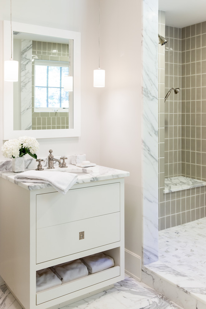 Immagine di una stanza da bagno minimal con doccia alcova e piastrelle verdi