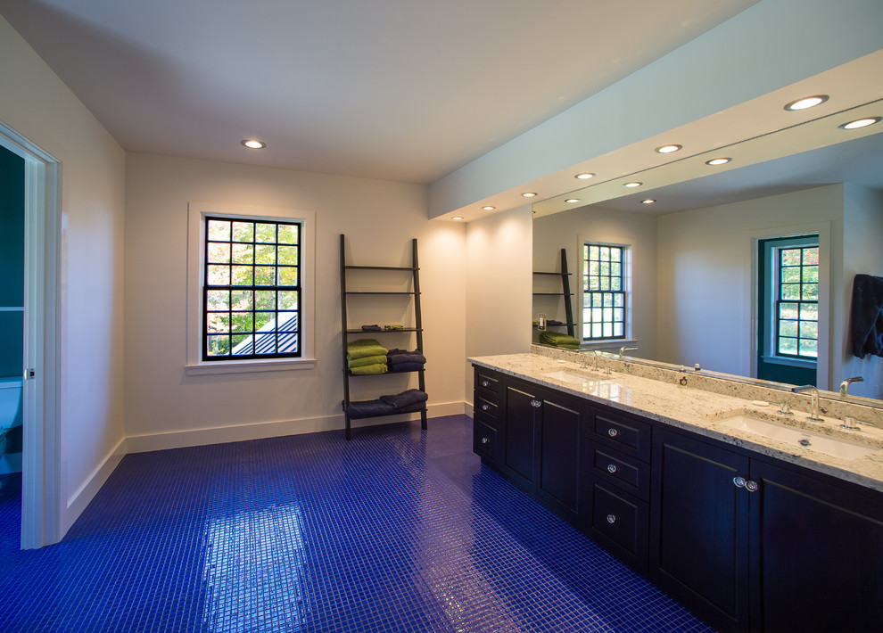 Großes Modernes Badezimmer En Suite mit Schrankfronten mit vertiefter Füllung, schwarzen Schränken, blauen Fliesen, weißer Wandfarbe, Unterbauwaschbecken, Granit-Waschbecken/Waschtisch, Glasfliesen, Duschnische und Mosaik-Bodenfliesen in Burlington