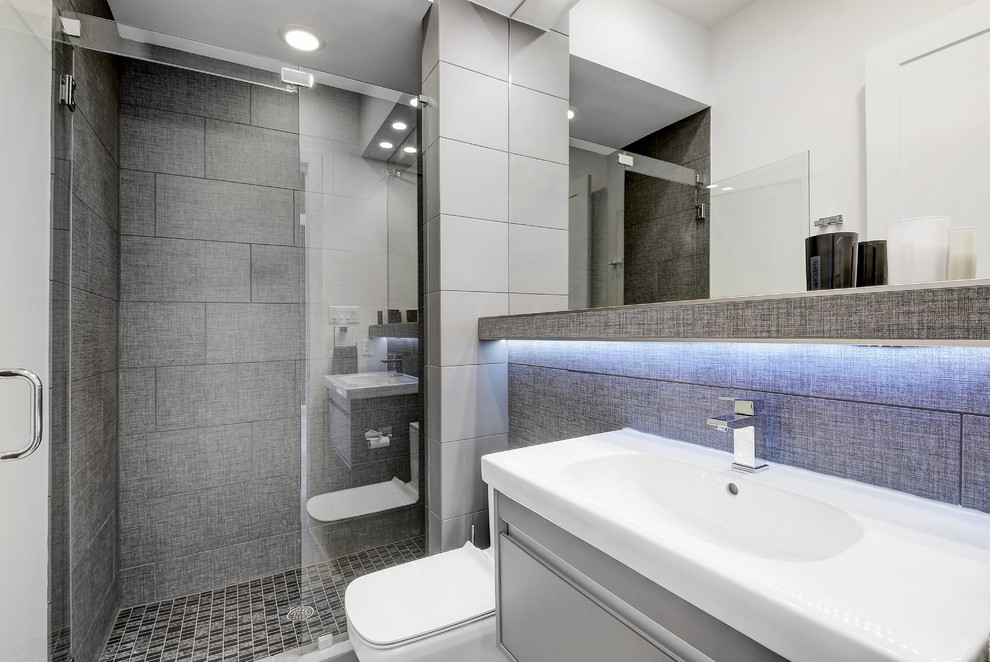 Exempel på ett mellanstort modernt vit vitt badrum, med släta luckor, grå skåp, en öppen dusch, grå kakel, porslinskakel, vita väggar, betonggolv, ett integrerad handfat, marmorbänkskiva, grått golv och dusch med gångjärnsdörr