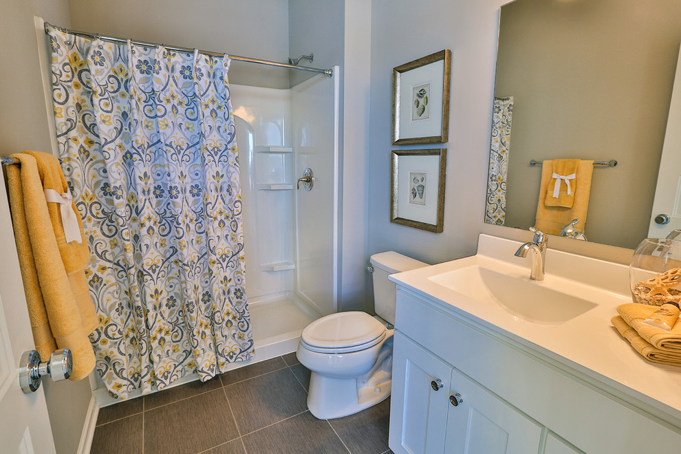 Mittelgroßes Modernes Badezimmer mit integriertem Waschbecken, Kassettenfronten, weißen Schränken, Quarzit-Waschtisch, Duschnische, Toilette mit Aufsatzspülkasten, beiger Wandfarbe und Keramikboden in Minneapolis