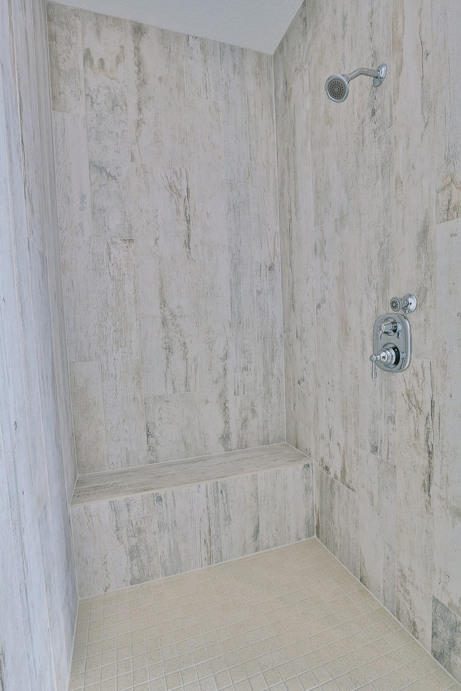 Esempio di una stanza da bagno padronale design di medie dimensioni con doccia doppia, piastrelle in ceramica, pareti beige e pavimento con piastrelle in ceramica