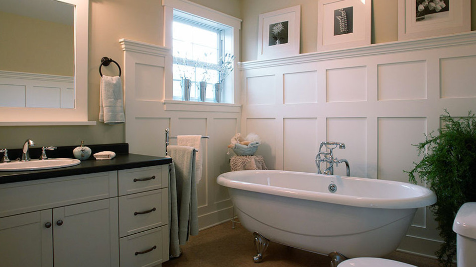 Exemple d'une salle de bain principale chic de taille moyenne avec un placard à porte shaker, des portes de placard blanches, une baignoire sur pieds, un mur beige, un sol en liège, un lavabo posé, un plan de toilette en quartz modifié et un sol marron.
