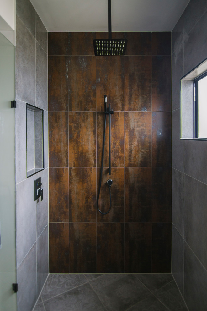 Стильный дизайн: ванная комната среднего размера в стиле рустика - последний тренд