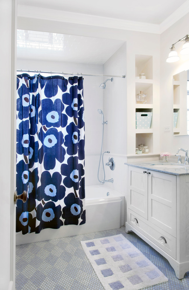 Esempio di una stanza da bagno chic con lavabo sottopiano, ante bianche, vasca ad alcova, vasca/doccia e piastrelle bianche