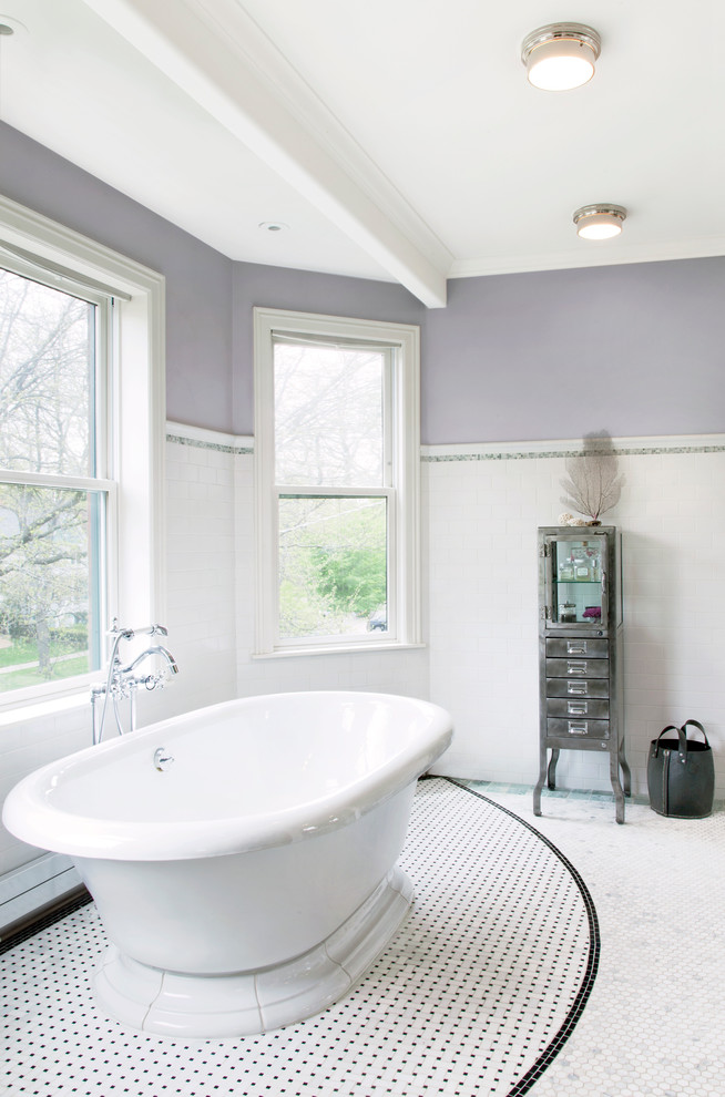 Идея дизайна: ванная комната в классическом стиле с отдельно стоящей ванной, белой плиткой и плиткой кабанчик