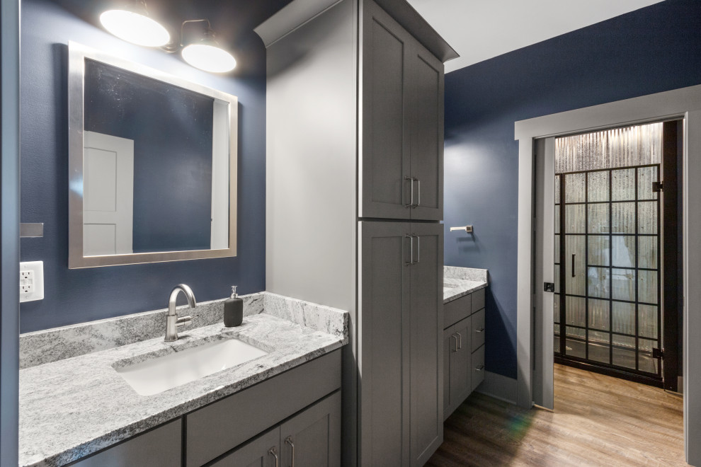 Стильный дизайн: большая главная ванная комната в стиле модернизм с фасадами в стиле шейкер, серыми фасадами, душем в нише, раздельным унитазом, синими стенами, бетонным полом, врезной раковиной, столешницей из искусственного кварца, коричневым полом, душем с распашными дверями, белой столешницей, тумбой под две раковины и встроенной тумбой - последний тренд