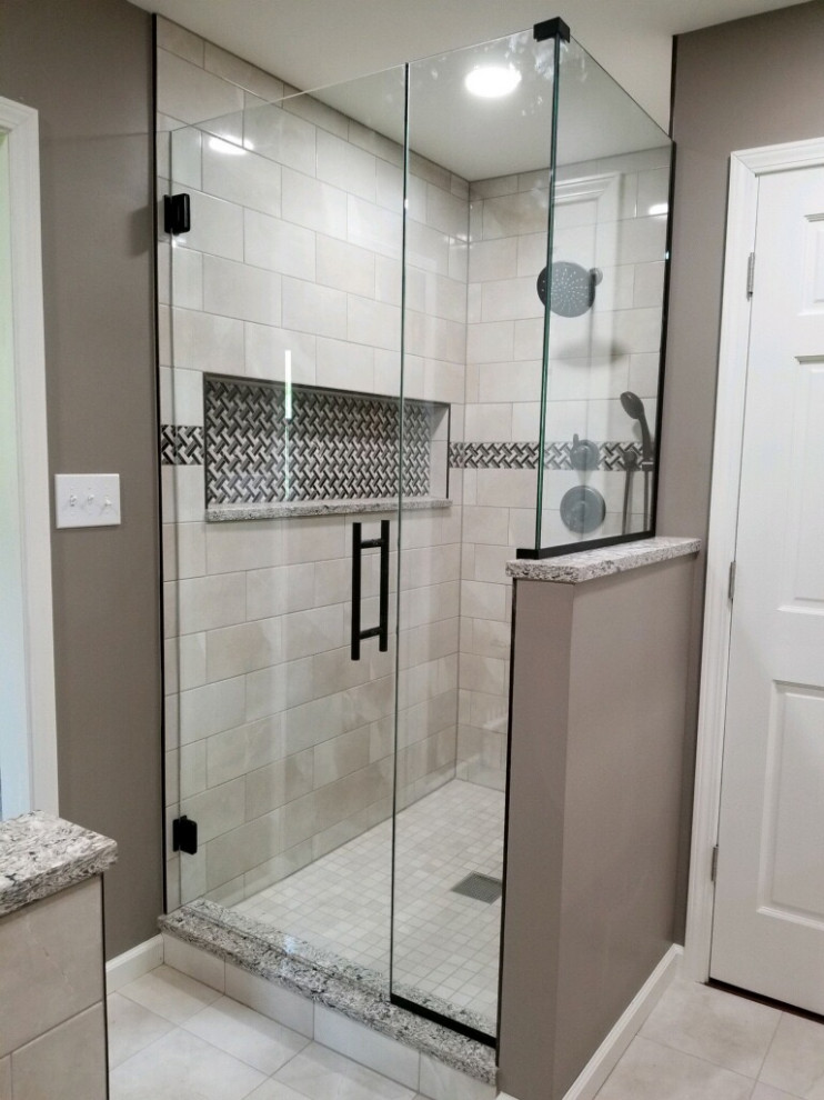 Klassisches Badezimmer mit Duschnische und Falttür-Duschabtrennung in Sonstige
