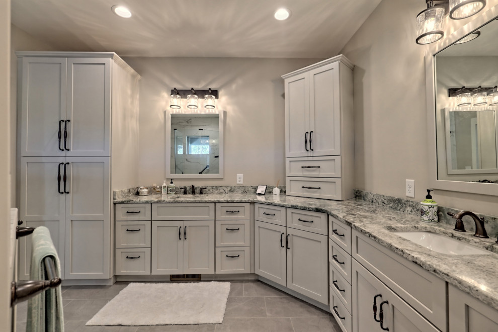 Amerikansk inredning av ett stort grå grått en-suite badrum, med skåp i shakerstil, grå skåp, en öppen dusch, en toalettstol med separat cisternkåpa, grå väggar, klinkergolv i porslin, ett undermonterad handfat, granitbänkskiva, grått golv och med dusch som är öppen