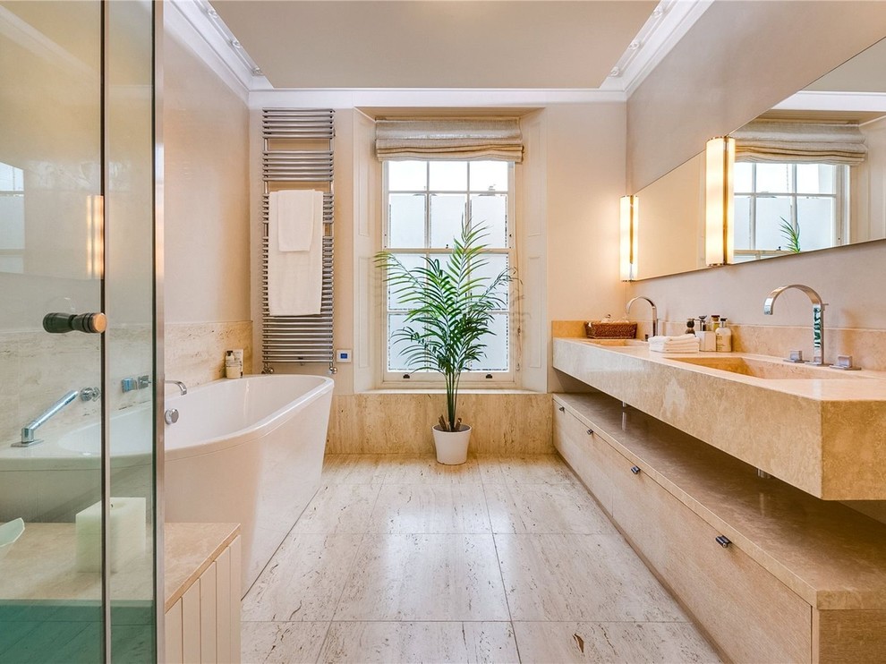 Mittelgroßes Mediterranes Badezimmer En Suite mit freistehender Badewanne, flächenbündigen Schrankfronten, orangefarbenen Schränken, oranger Wandfarbe und integriertem Waschbecken in London