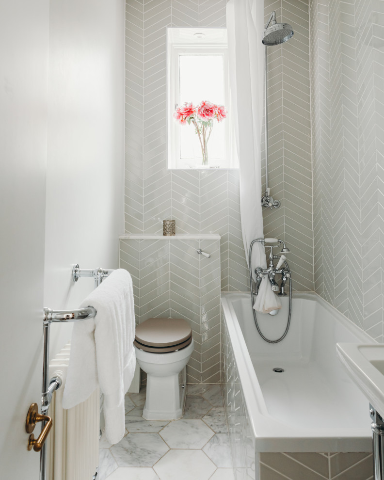 Foto på ett mellanstort funkis en-suite badrum, med vita skåp, ett platsbyggt badkar, en kantlös dusch, grön kakel, keramikplattor, grå väggar, marmorgolv, vitt golv och dusch med duschdraperi