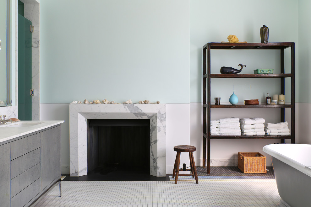На фото: ванная комната в классическом стиле с врезной раковиной, серыми фасадами, синими стенами, полом из мозаичной плитки и плоскими фасадами с