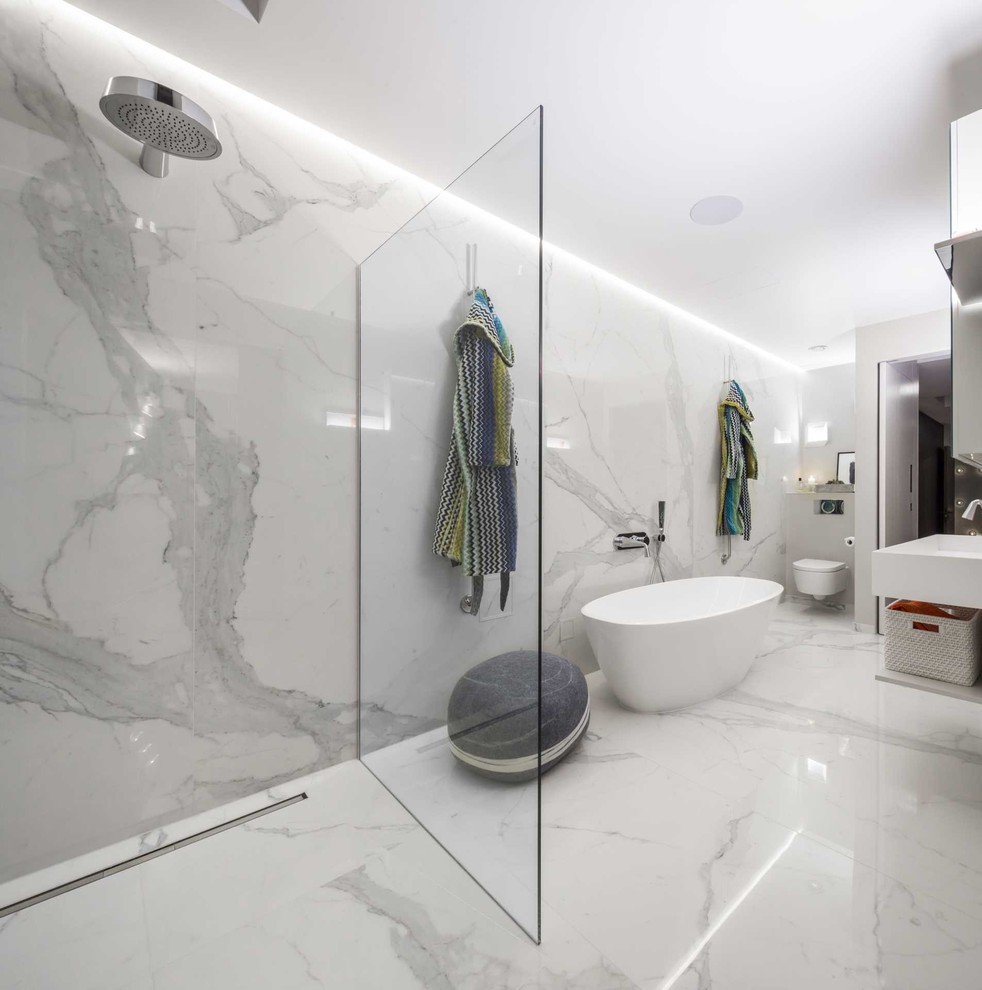 Idéer för ett litet modernt en-suite badrum, med ett fristående badkar, en öppen dusch, en vägghängd toalettstol, vit kakel, porslinskakel, beige väggar, klinkergolv i porslin, ett integrerad handfat, vitt golv och med dusch som är öppen