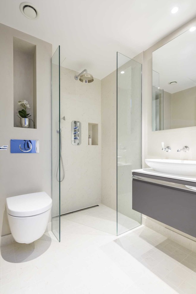 Modern inredning av ett litet badrum med dusch, med en öppen dusch, en vägghängd toalettstol, beige kakel, porslinskakel, beige väggar, klinkergolv i porslin, ett integrerad handfat, beiget golv och med dusch som är öppen