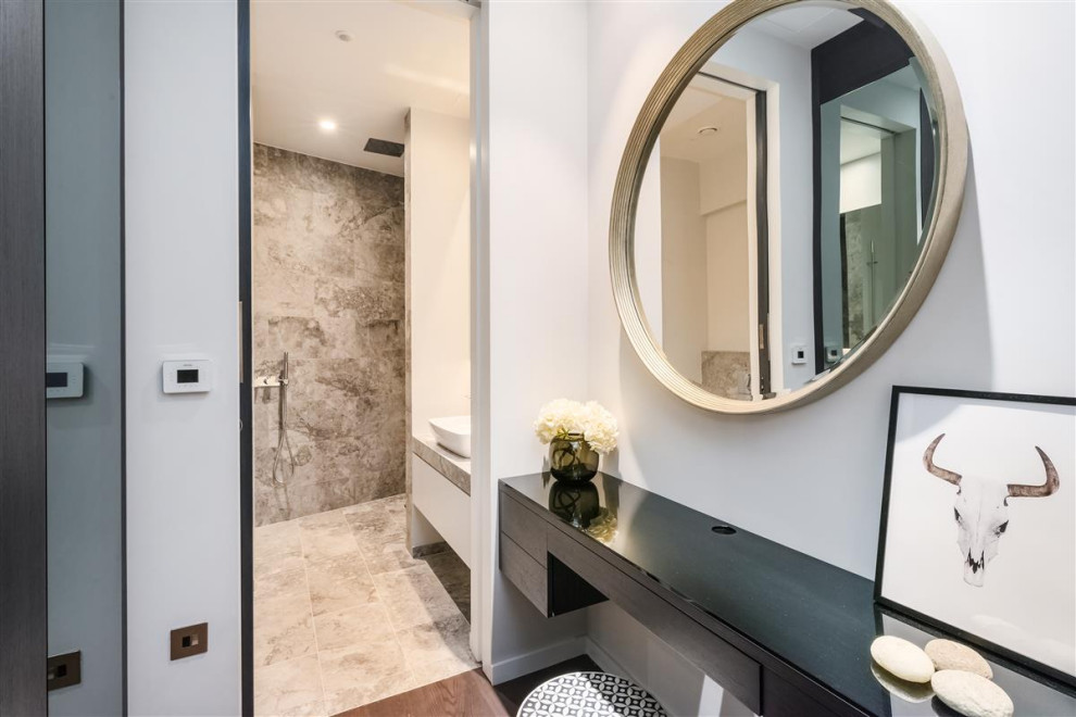 ロンドンにある高級な小さなコンテンポラリースタイルのおしゃれなマスターバスルーム (オープン型シャワー、白いタイル、磁器タイル、ベージュの壁、大理石の床、ベッセル式洗面器、白い床、オープンシャワー) の写真