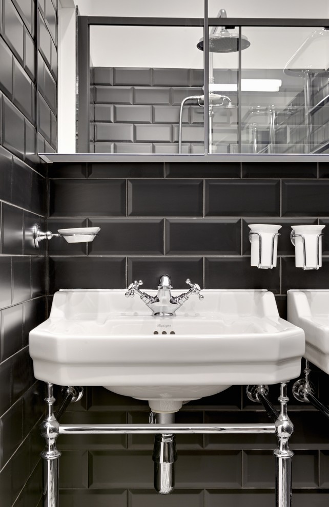 Kleines Klassisches Badezimmer En Suite mit Glasfronten, schwarzen Schränken, offener Dusche, schwarzen Fliesen, Metrofliesen, weißer Wandfarbe, Zementfliesen für Boden, Waschtischkonsole, buntem Boden, Schiebetür-Duschabtrennung und weißer Waschtischplatte in London