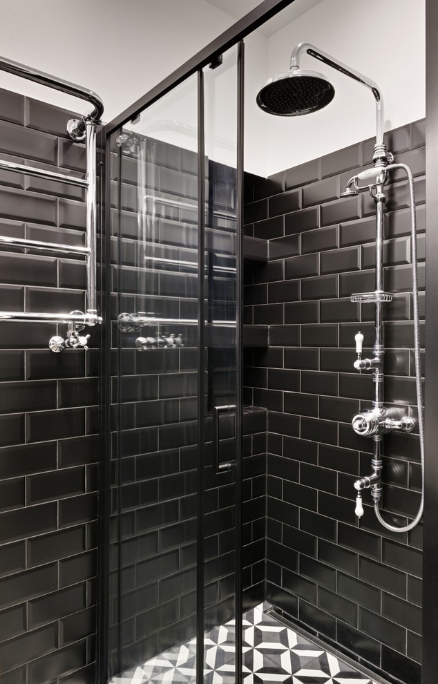Exempel på ett litet klassiskt vit vitt en-suite badrum, med luckor med glaspanel, svarta skåp, en öppen dusch, svart kakel, tunnelbanekakel, vita väggar, cementgolv, ett konsol handfat, flerfärgat golv och dusch med skjutdörr