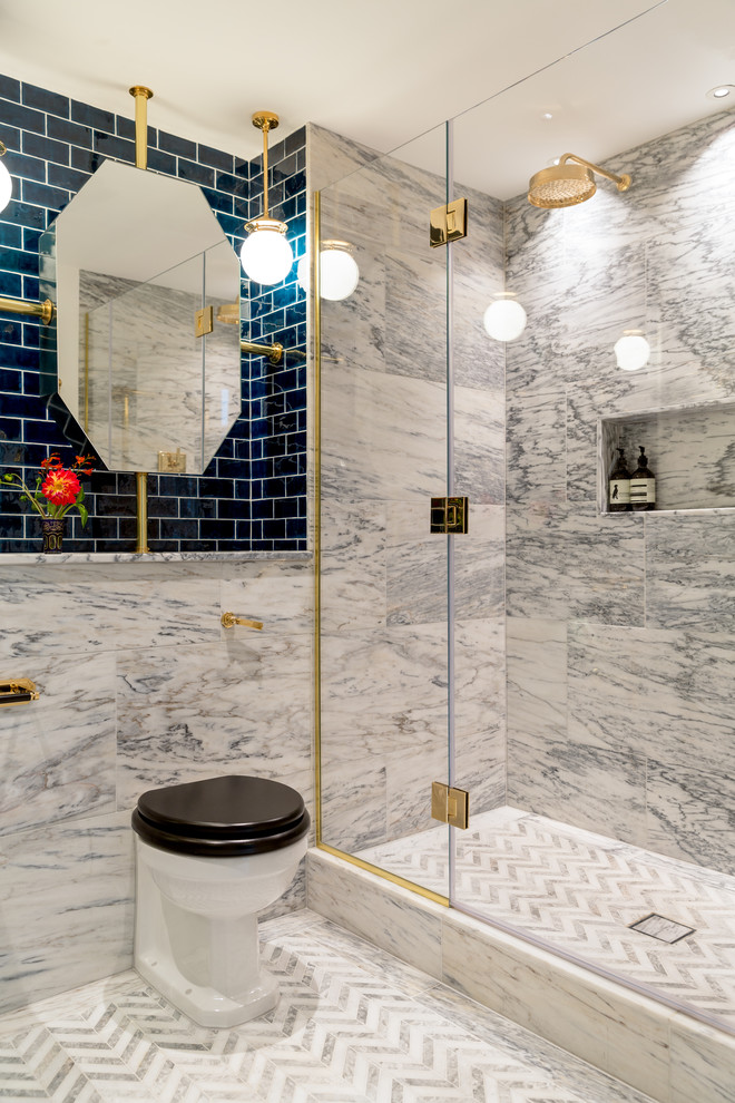Foto på ett stort eklektiskt grå en-suite badrum, med ett badkar i en alkov, en toalettstol med hel cisternkåpa, grå kakel, marmorkakel, grå väggar, marmorgolv, kaklad bänkskiva, grått golv, dusch med gångjärnsdörr och en öppen dusch