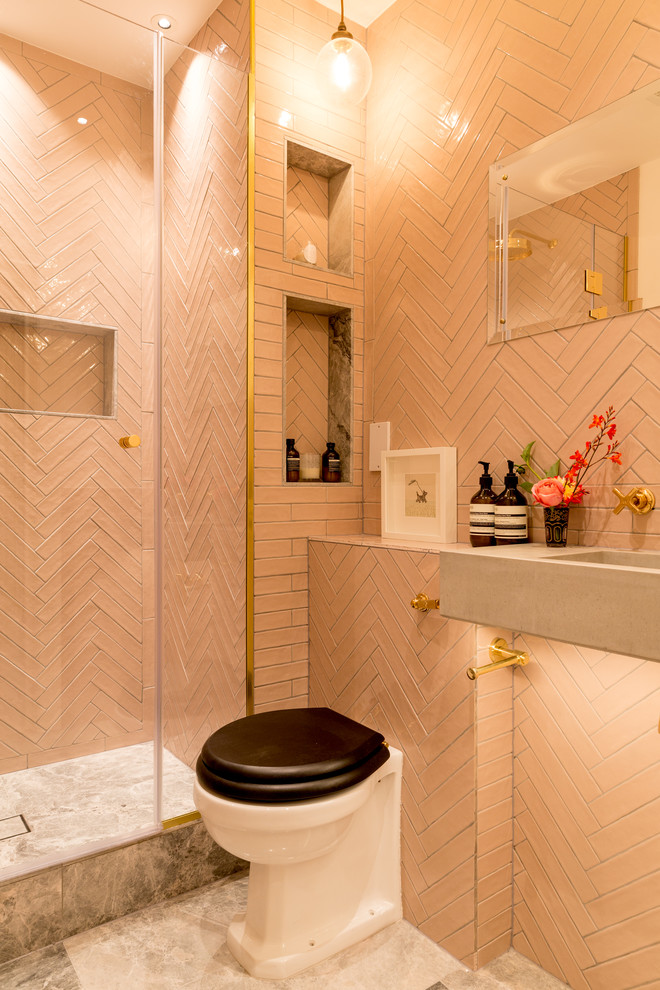 На фото: большая детская ванная комната в стиле фьюжн с накладной ванной, душем в нише, унитазом-моноблоком, розовой плиткой, керамической плиткой, розовыми стенами, мраморным полом, раковиной с несколькими смесителями, столешницей из плитки, серым полом, душем с распашными дверями и розовой столешницей