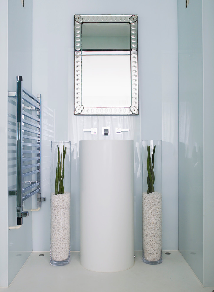 Imagen de cuarto de baño contemporáneo con lavabo integrado
