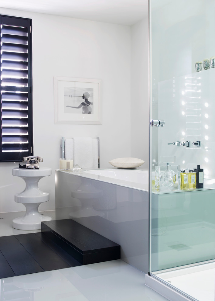 Idéer för ett modernt badrum, med ett undermonterat badkar, en hörndusch och vit kakel
