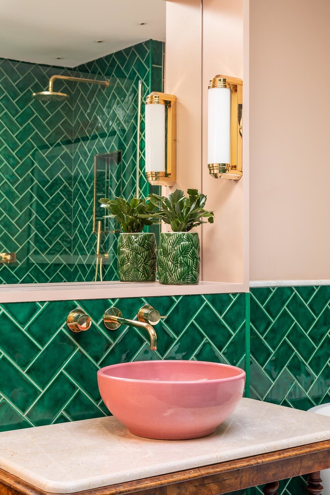 Источник вдохновения для домашнего уюта: большая детская ванная комната в стиле фьюжн с фасадами островного типа, темными деревянными фасадами, отдельно стоящей ванной, открытым душем, зеленой плиткой, керамической плиткой, розовыми стенами, мраморным полом, настольной раковиной, мраморной столешницей, серым полом, открытым душем и белой столешницей