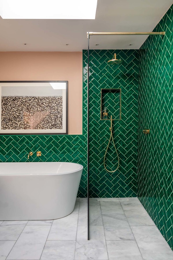Стильный дизайн: большая детская ванная комната в стиле фьюжн с фасадами островного типа, темными деревянными фасадами, отдельно стоящей ванной, открытым душем, зеленой плиткой, керамической плиткой, розовыми стенами, мраморным полом, настольной раковиной, мраморной столешницей, серым полом, открытым душем и белой столешницей - последний тренд